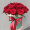 Красные розы в коробке